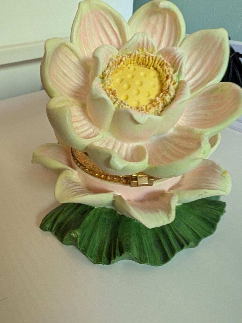 Vintage Lotus Flower Hinged Trinket Box - Jeweled Hand-Painted Porcelain Style - Picture 4 of 5